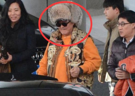 离开春晚的本山大叔，百万座驾现机场，一副乡土气息