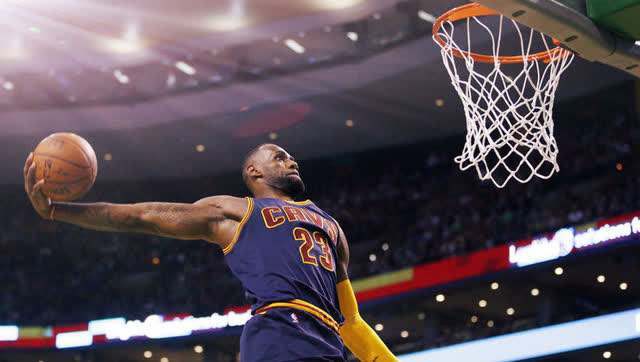 詹姆斯扣篮什么水平?实战扣篮超科比扣篮大赛