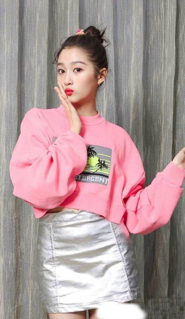 劲爆!关晓彤下半身直接是真空上阵~小屁屁若隐