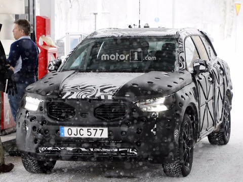 “沃”家的小鲜肉被狗仔拍到啦！