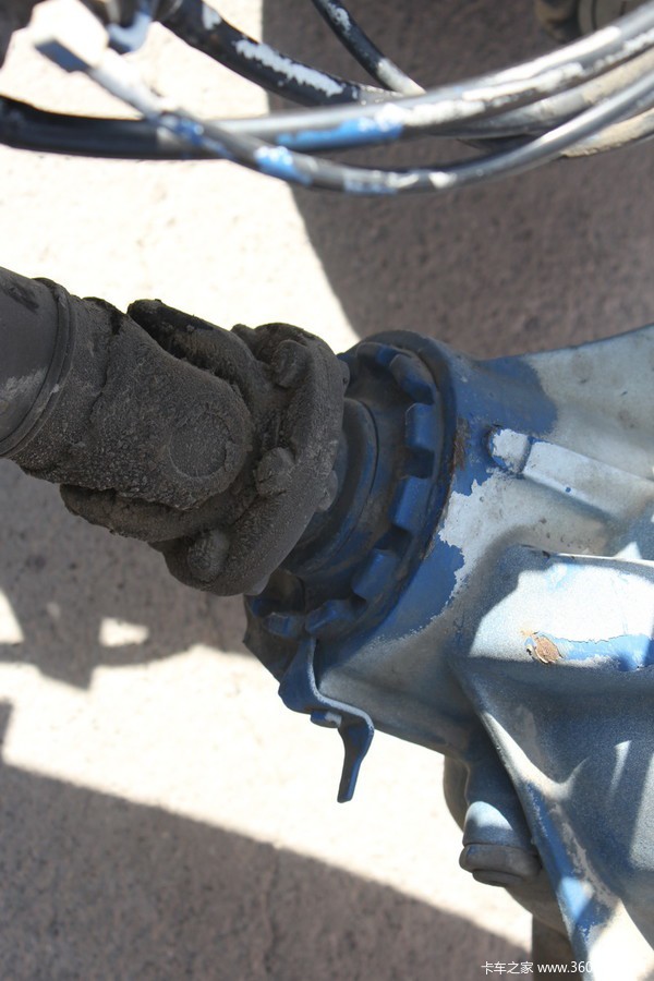 26年的奔驰卡车底盘在国内仍难逢对手 不服来