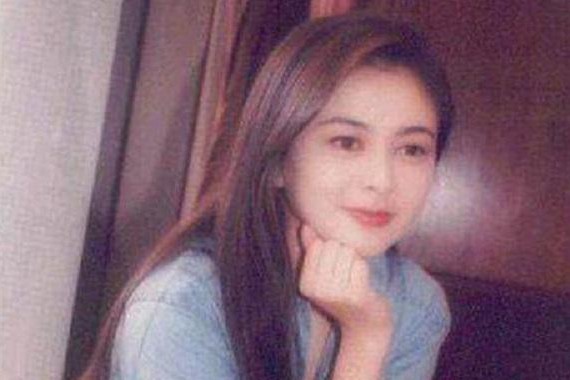 公开回应小三事件关之琳，称没主动就行，豪车潇洒开