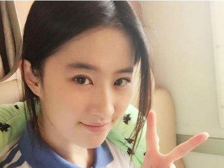 刘亦菲到底多富？豪华座驾数不清，靓丽惨遭男粉直扑