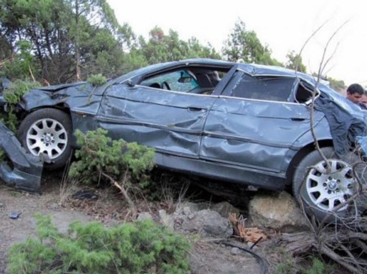 男子踩油门加速过弯,感受了大自然的力量-新浪汽车