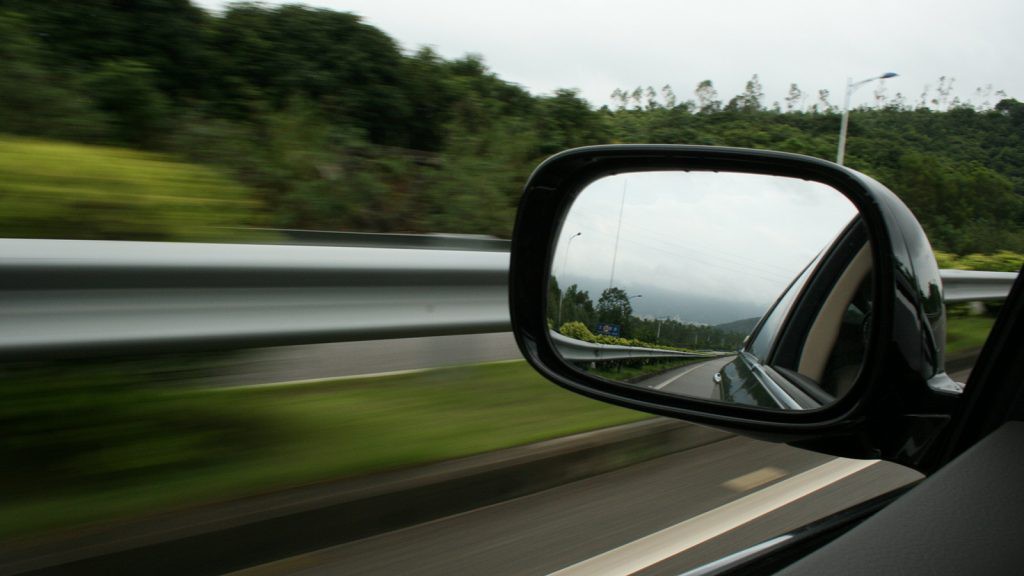 货车司机搭讪骑行女孩 竟被徒手撕掉后视镜