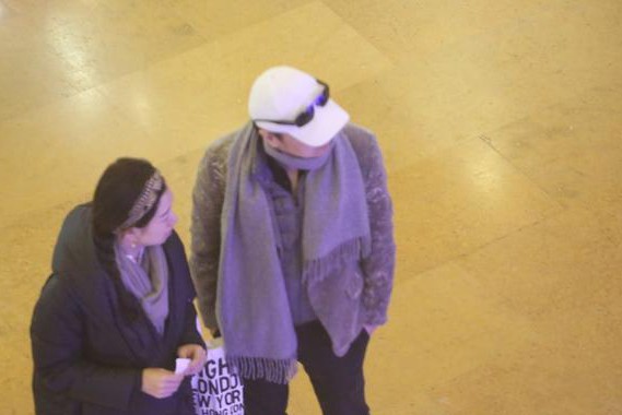 崔健陪小女友逛街，全程低调恩爱，座驾比汪峰低调