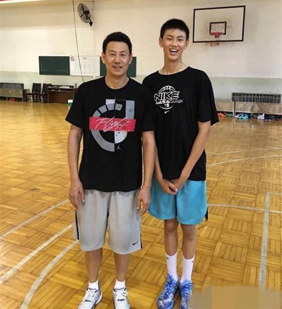 李楠儿子16岁高2米多,篮球天赋出众确定打职业