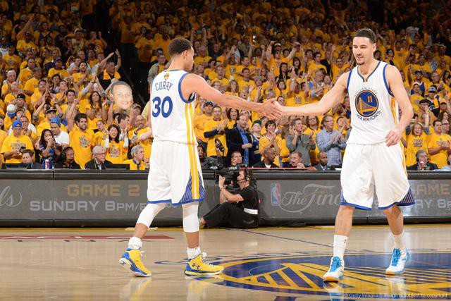 库里与汤普森命中率暴跌球迷调侃凭什么赢詹姆