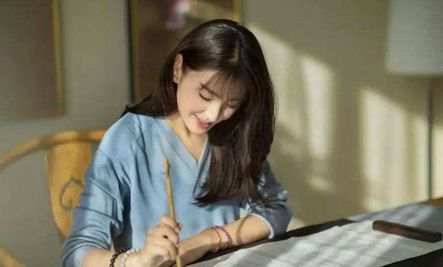 美女明星刘涛、谢娜等书法握笔姿势比拼,功夫