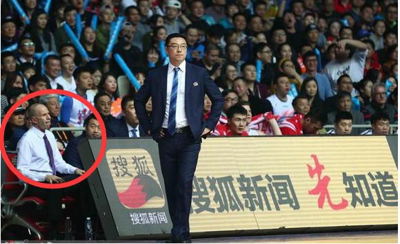 不叫暂停遭质疑 他到底是不是男篮主帅的合适