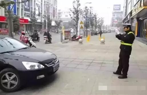 车停路边正遇交警拍照,这样做不会被罚钱-手机
