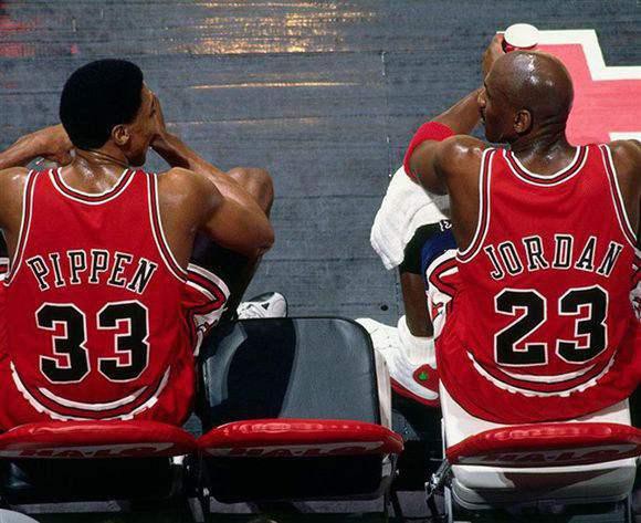 乔丹是无数人的偶像宛如上帝 而詹姆斯只是个