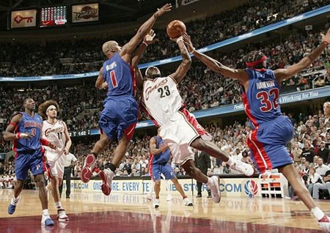 再见奥本山!十年前詹姆斯单挑活塞五虎如今最