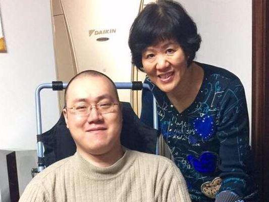 郎平每年都坚持去看望汤淼, 人间大爱,应景. 来