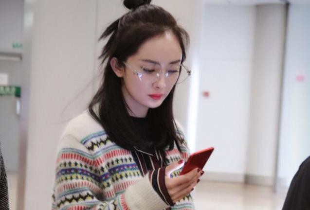 杨幂平时开手机都爱看什么内容?墨镜上的反光