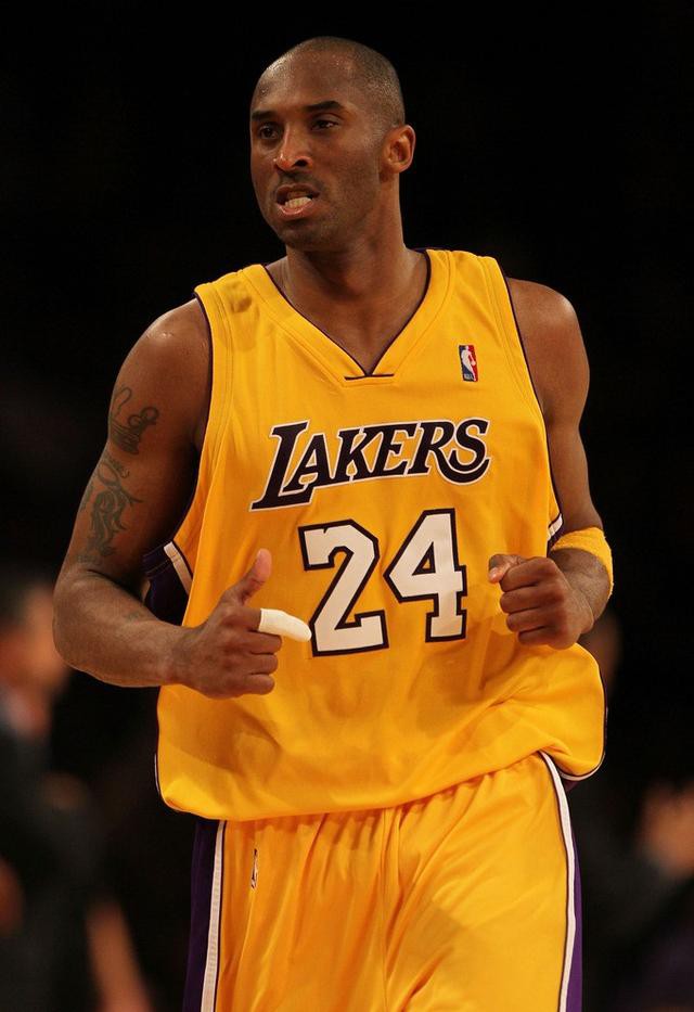 NBA10大球星首秀数据,科比太尴尬,詹姆斯真厉