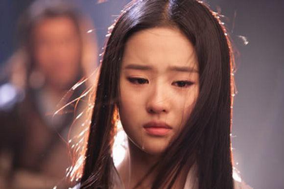 刘亦菲迷人的不仅仅是赵灵儿能让万物复苏的一滴泪，还有这个一脸愁容伤心流泪的姑娘。