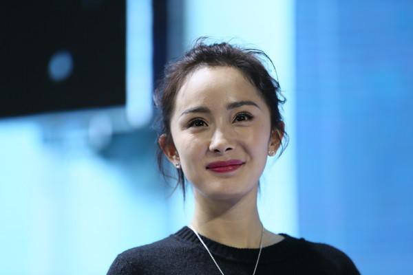 不得不说,大幂幂这几年生女后,也是有初老的问题了