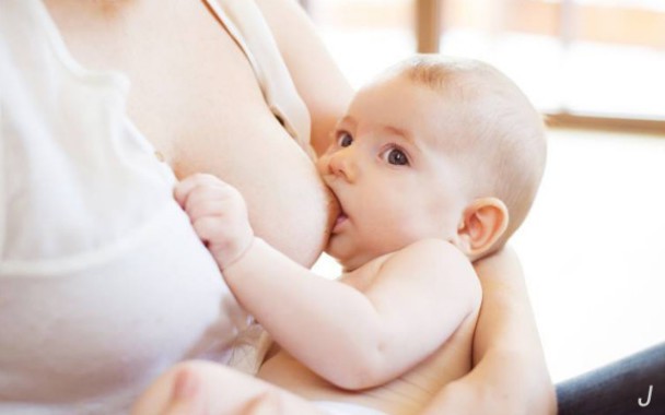 吃奶姿势看孩子性格，很多妈妈都偏爱“短跑健将”型