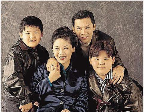 向华强儿子近日被判入狱，曾抱怨父母偏心向佐