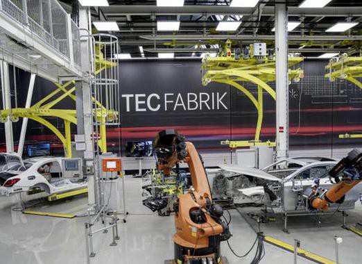 汽车产业新浪潮 梅赛德斯·奔驰以数位革新汽车工业