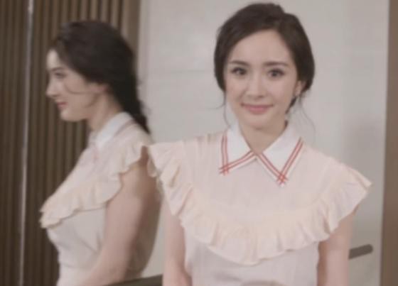 被镜子照出整容后遗症?杨幂下巴那坨肉看起来