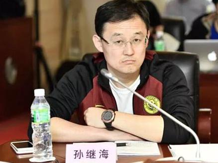 如今的高洪波正在为发展青训体系、培养年轻.