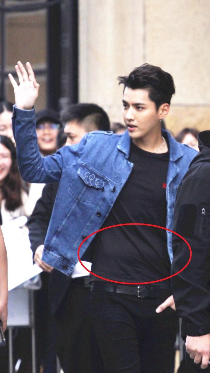 吴亦凡最新无p图曝光肚腩抢镜!李易峰竟也有肚腩