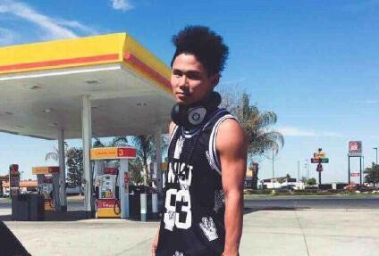 吴悠3大装X画面,挑篮高抛,超高弹跳不输职业球