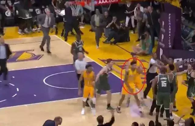 19岁小将是打架事件赢家,让人想起库里,是湖人