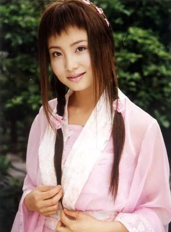 大嘴美女舒淇曾在影版《风云之雄霸天下》扮演"楚楚,然而若论扮相和