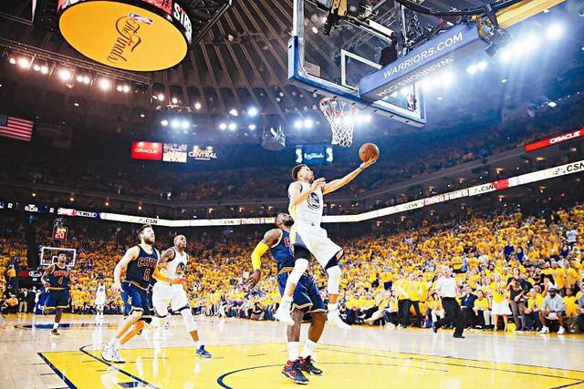 勇士和骑士是NBA中知名的死对头就像皇马跟