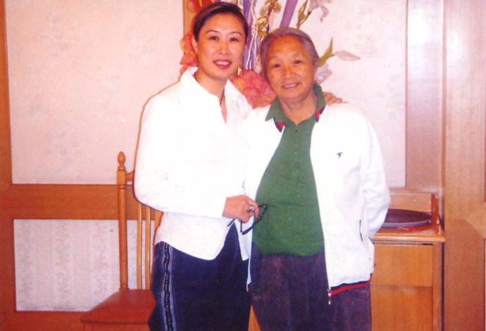 后来柏青在蒙族小镇生活了几十年.还在1959年结婚生下了三个孩子.