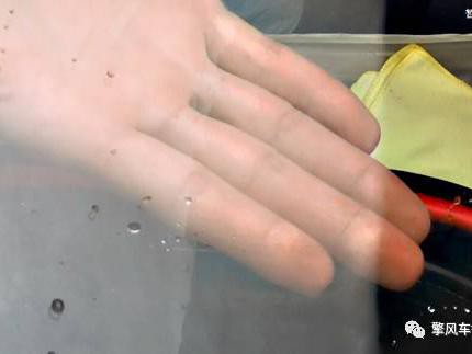 一下雨秒变瞎子！车玻璃上顽固的油膜如何去除？