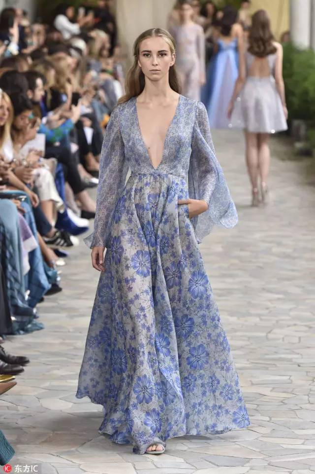 三千繁花穿上身,唯有春天和碎花裙不能辜负