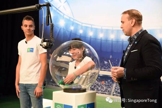 新加坡全岛寻人:和64个国家的朋友一起去踢足