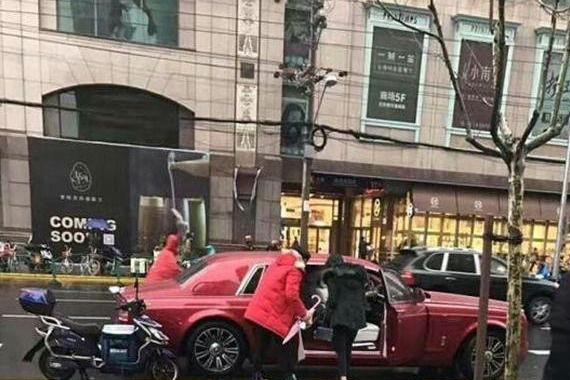 王思聪豪车众多，为何不买法拉利，购买门槛这么高吗