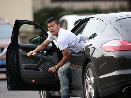 国足的表现配得起他们开的百万豪车！