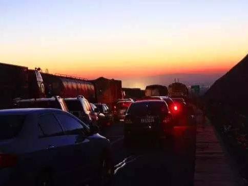 这些车开上路就能造拥堵，堵的你一点脾气都没有