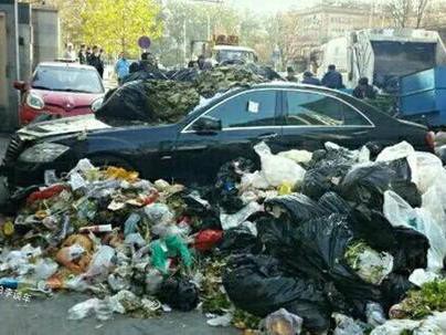 奔驰横着停车，垃圾车的师傅火了，这些陋习你有吗？