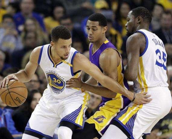库里屡次半场抢Logo三分不中,他该不该这么打