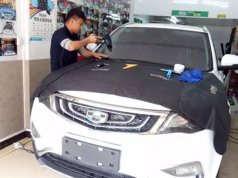 给汽车贴膜到底多少猫腻，看博越车主如何应对的