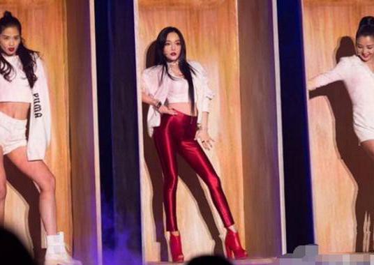 35岁影后化身“小腰精”变网红，座驾简约，舞界折腾