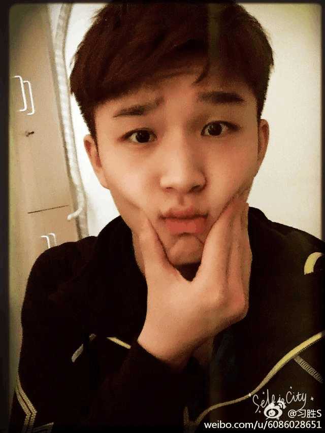 人才辈出! 18岁天才少年爆红, 颜值超马龙张继