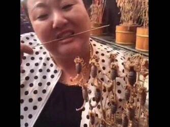 快手上出现生吃黄鼠狼的视频,让人看了浑身发