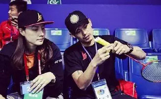 细看专业羽毛球运动员们是怎样缠手胶的