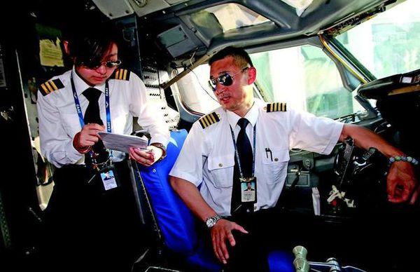 中国空军飞行员待遇高:到年限停飞补助80万元
