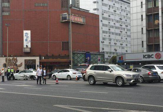 当宝马被沃尔沃撞击后，断轴就一定输了？