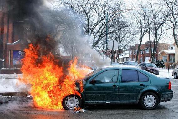 清明拜山把真车点着了，汽车着火了该如何挽回损失！