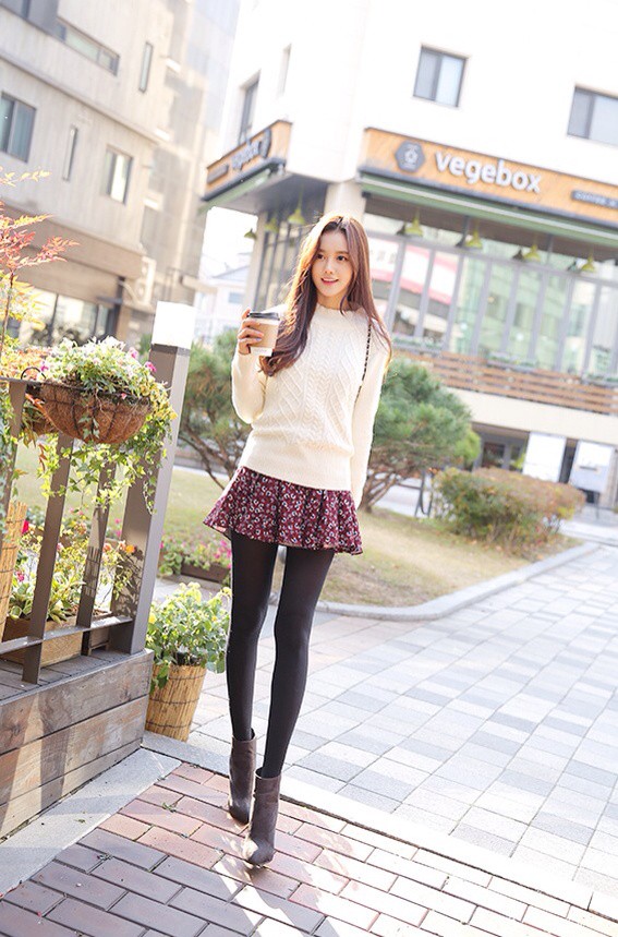 孙允珠高跟鞋丝袜超短裙,街上与花争艳花褪色了三分